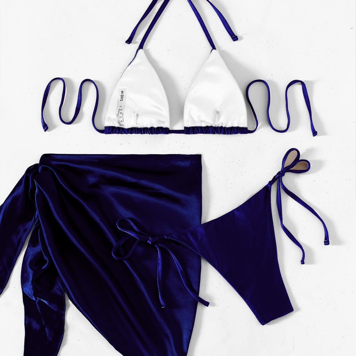 Ensemble bikini 3 pièces satin bleu marine : haut triangulaire, bas et paréo drapé