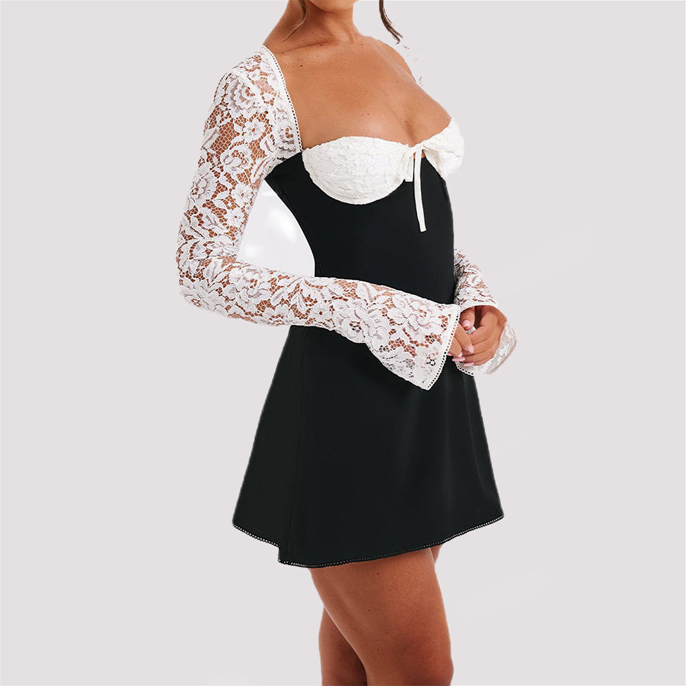 Robe courte noire avec bustier blanc en dentelle et manches longues dentelées