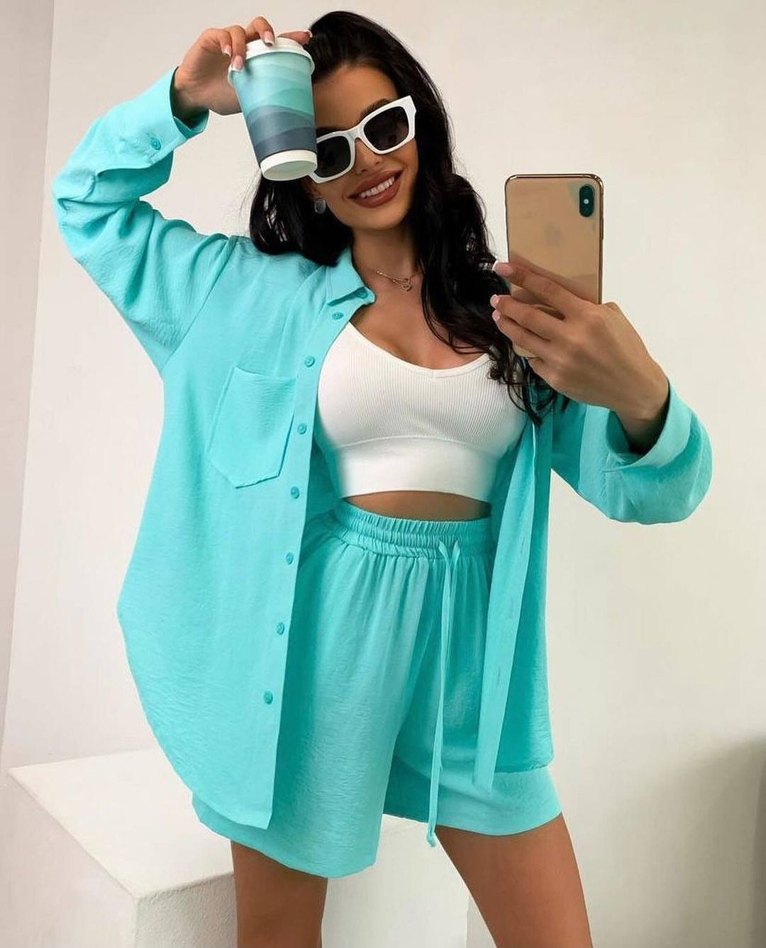 Ensemble chemise manches longues et short turquoise, boutons, poches poitrine.