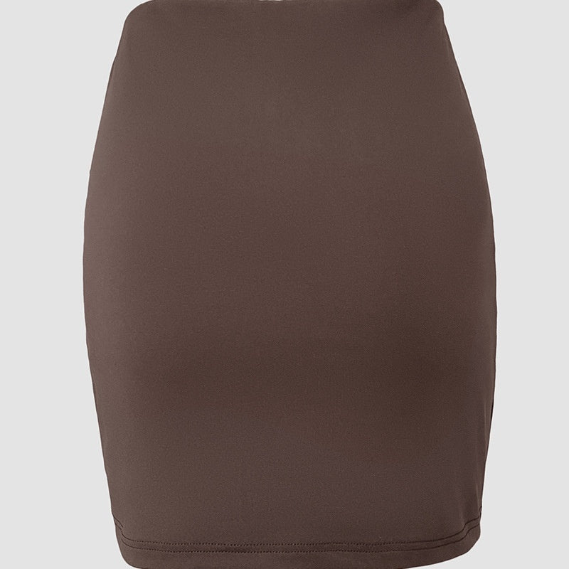 Jupe-short courte brune unie, coupe droite avec couture en bas visible