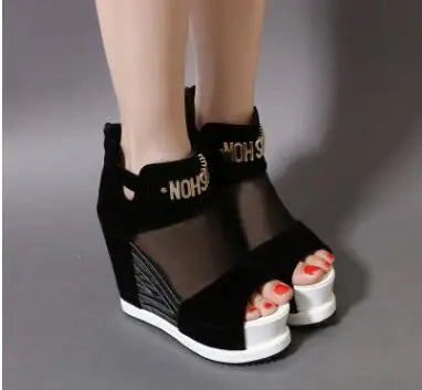 Chaussures compensées noires à talon haut, bout ajouré peep toe, plateforme blanche.