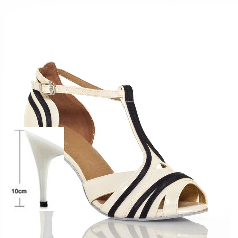 Escarpins blanc et noir à talon aiguille 10 cm, bride à boucle et lanières