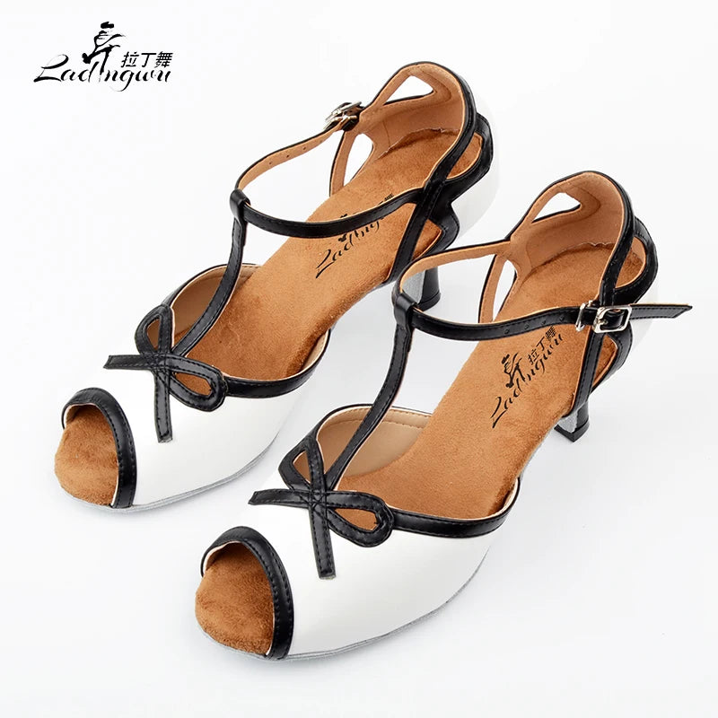 Chaussures de danse femme blanches à brides noires, fermeture à boucle sur le cou-de-pied