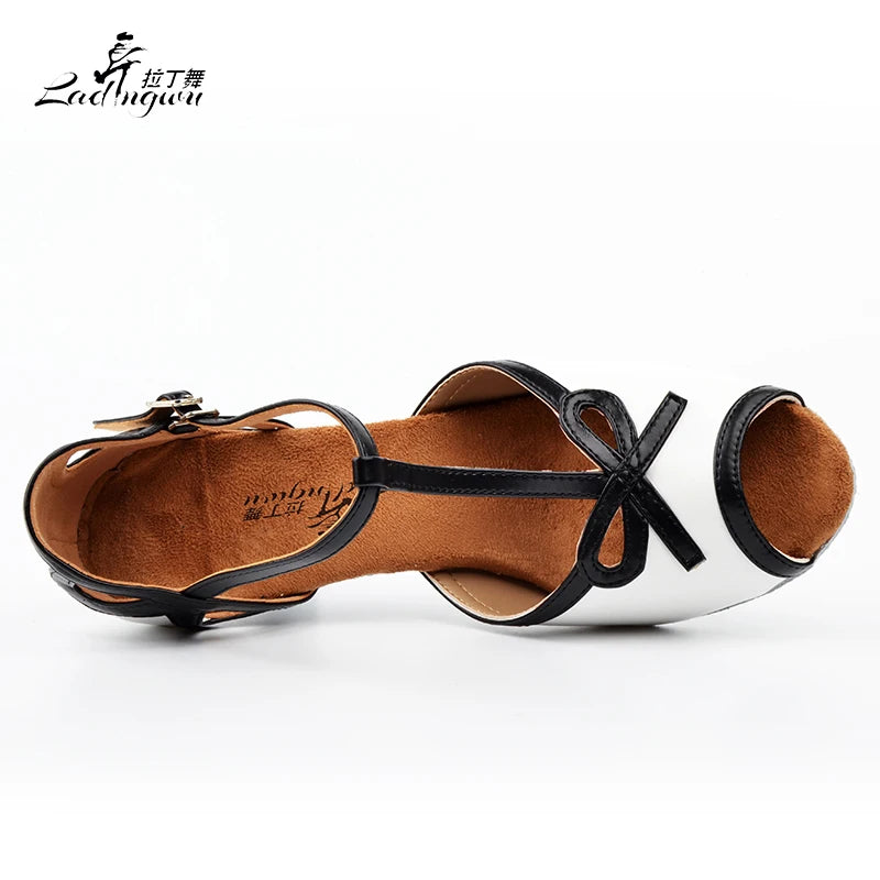 Chaussures de danse femme avec dessus blanc, brides noires croisées et intérieur beige