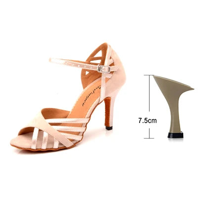 Escarpins beige clair à talon cubain, lanières ouvertes sur le pied et bride à boucle.