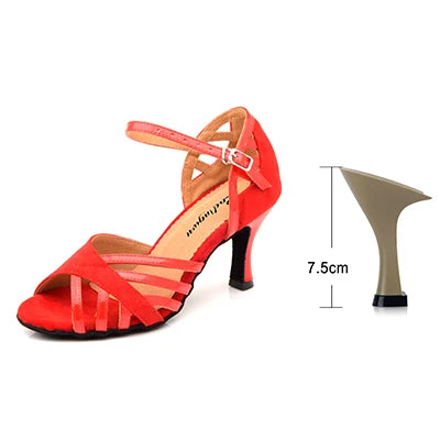 Escarpins rouges à talon cubain, bride arrière à boucle et lanières ouvertes sur le pied.