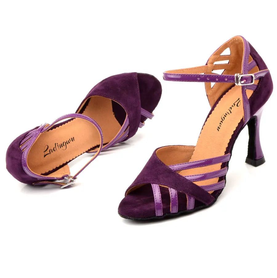 Escarpins à talon cubain violet, bout ouvert et brides croisées avec boucle.