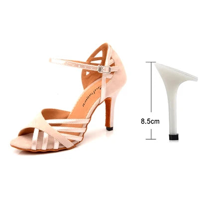 Escarpins beige clair à talon cubain, bride arrière à boucle et lanières avant ajourées.