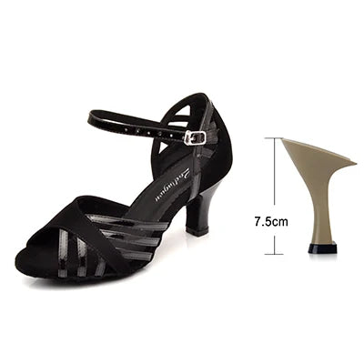 Escarpins noirs à talon cubain, lanières avant ajourées et bride arrière réglable.