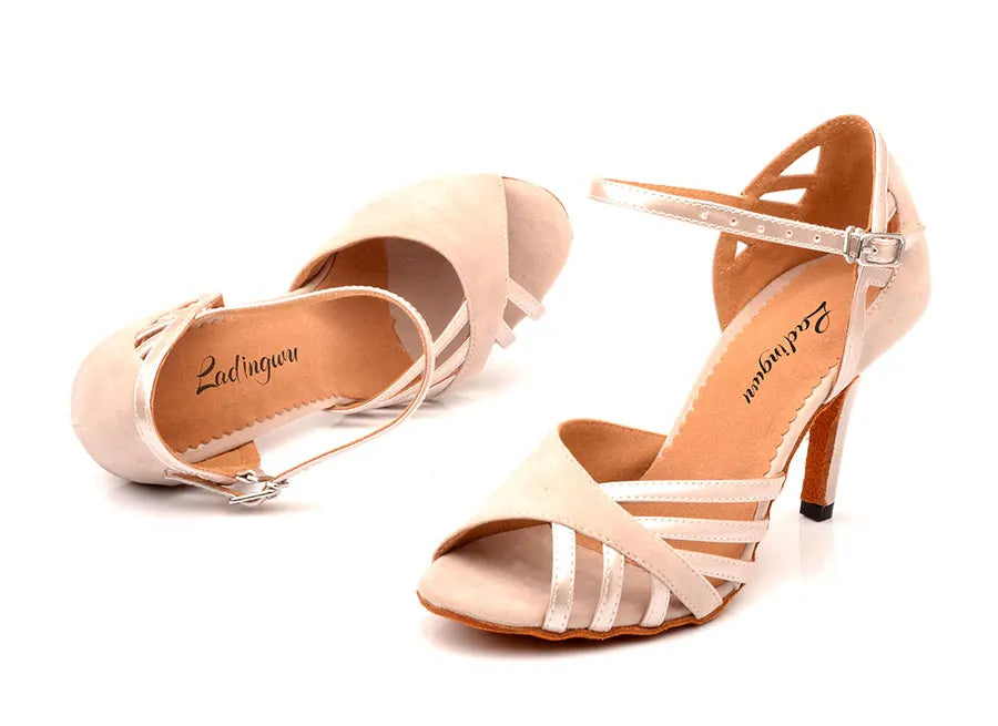 Escarpins à talon cubain beige rosé, brides croisées et sangle à boucle.