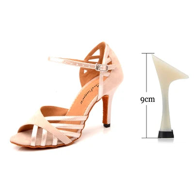Escarpins beige clair à talon cubain, lanières ouvertes sur l’avant et bride réglable.