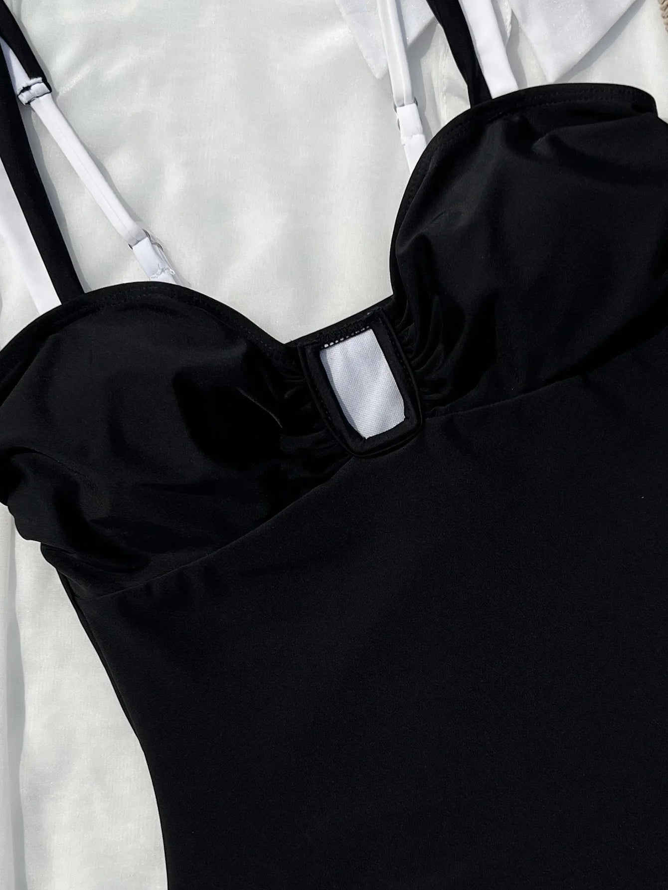 Monokini noir à bonnets froncés et lanières fines, décolleté en V