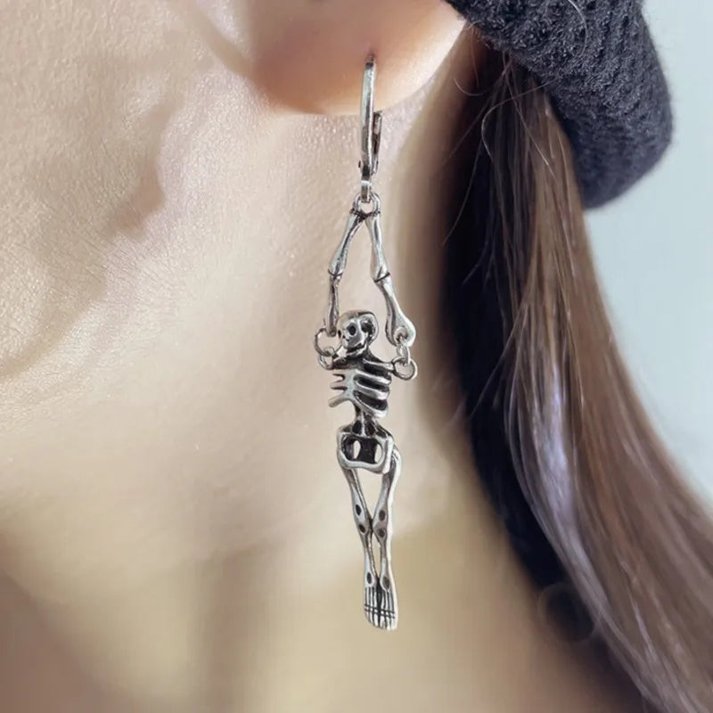 Boucles d'oreilles squelette argenté idéal pour halloween