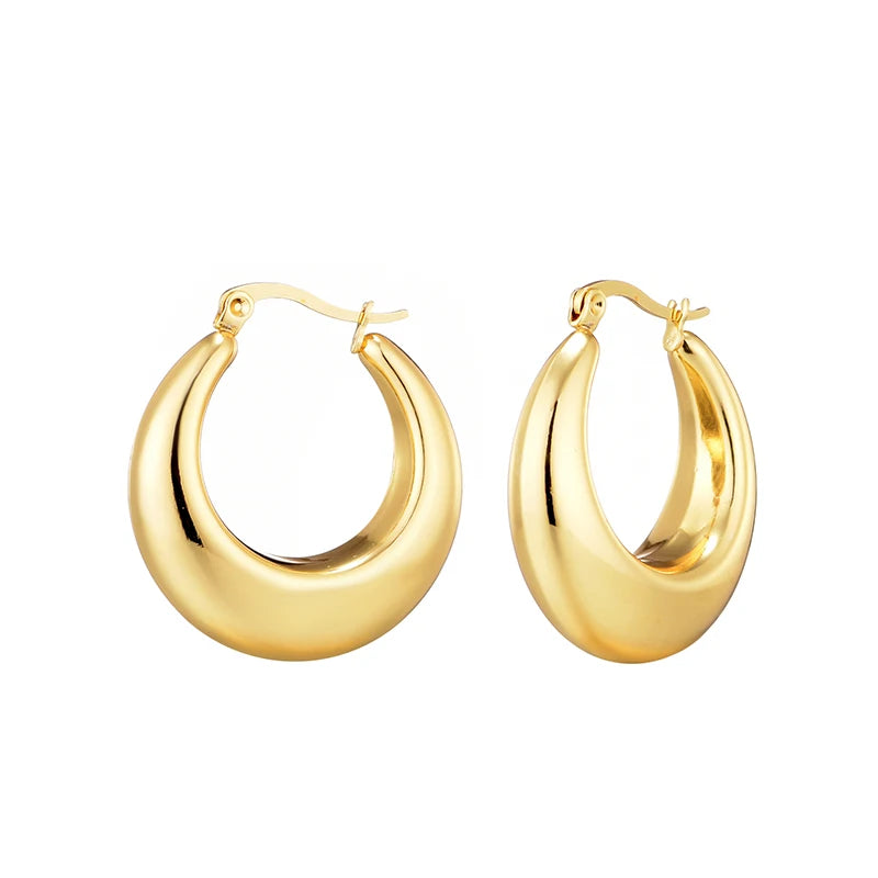 Boucles d’oreilles créoles épaisses dorées, vue de face, intérieur lisse.