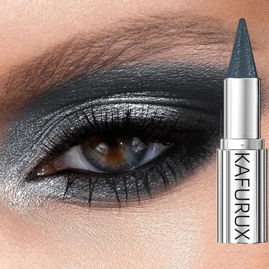 Crayon fard à paupières pailleté métallique, fard bleu foncé appliqué au ras des cils