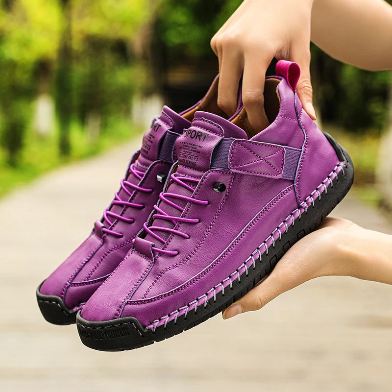 Mocassins en cuir plats violets avec lacets, patte arrière et semelle noire.