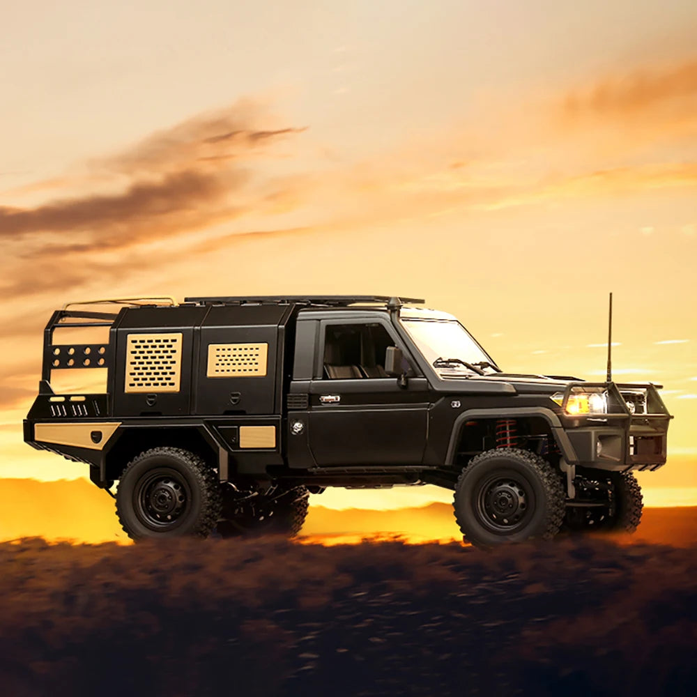 Camionnette RC crawler 1/12 4x4 noire, phares allumés, roues à crampons et caisse dorée.