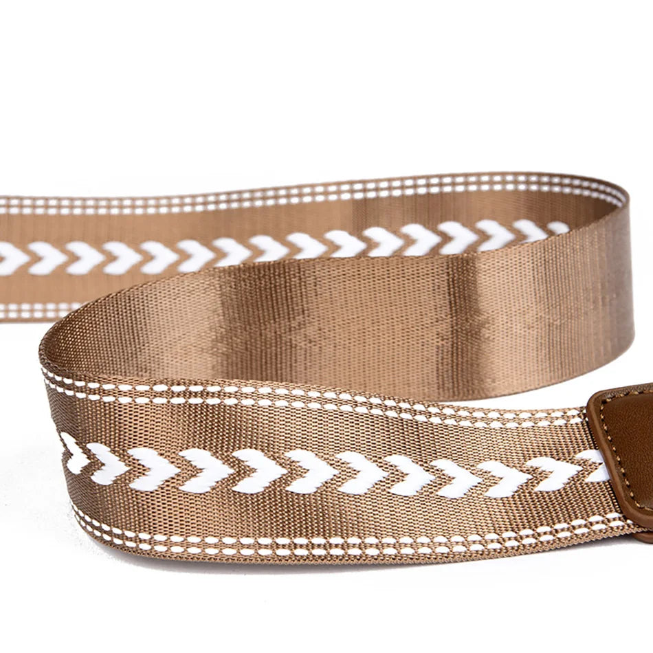 Bandoulière tressée beige avec motifs blancs et couture contrastée
