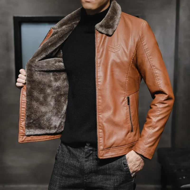 Veste en cuir orange doublée polaire, col en fausse fourrure, fermeture zippée.
