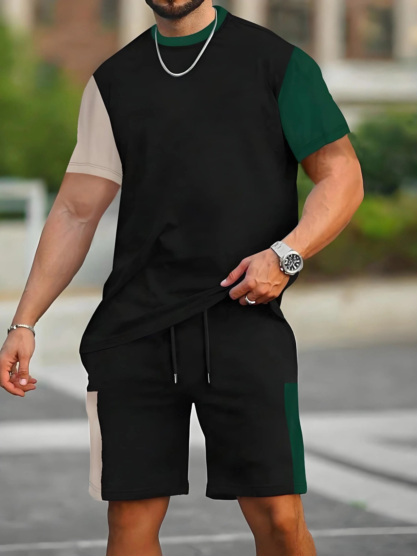 Ensemble t-shirt col rond noir avec manches vertes et short noir à bandes latérales vertes