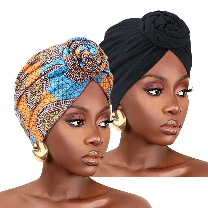 Lot de 2 turbans africains : un noir torsadé et un imprimé graphique bleu, orange et beige.