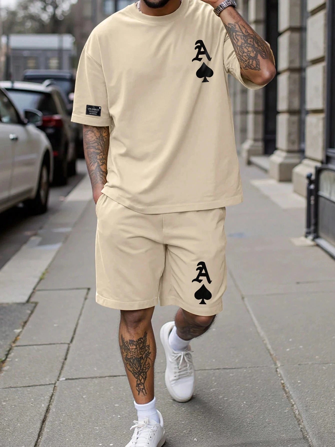 Ensemble t-shirt beige et short beige, imprimé A pique noir sur la poitrine et la jambe