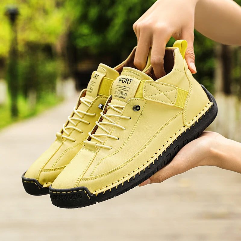 Mocassins en cuir plats jaunes avec lacets et semelle noire crantée.