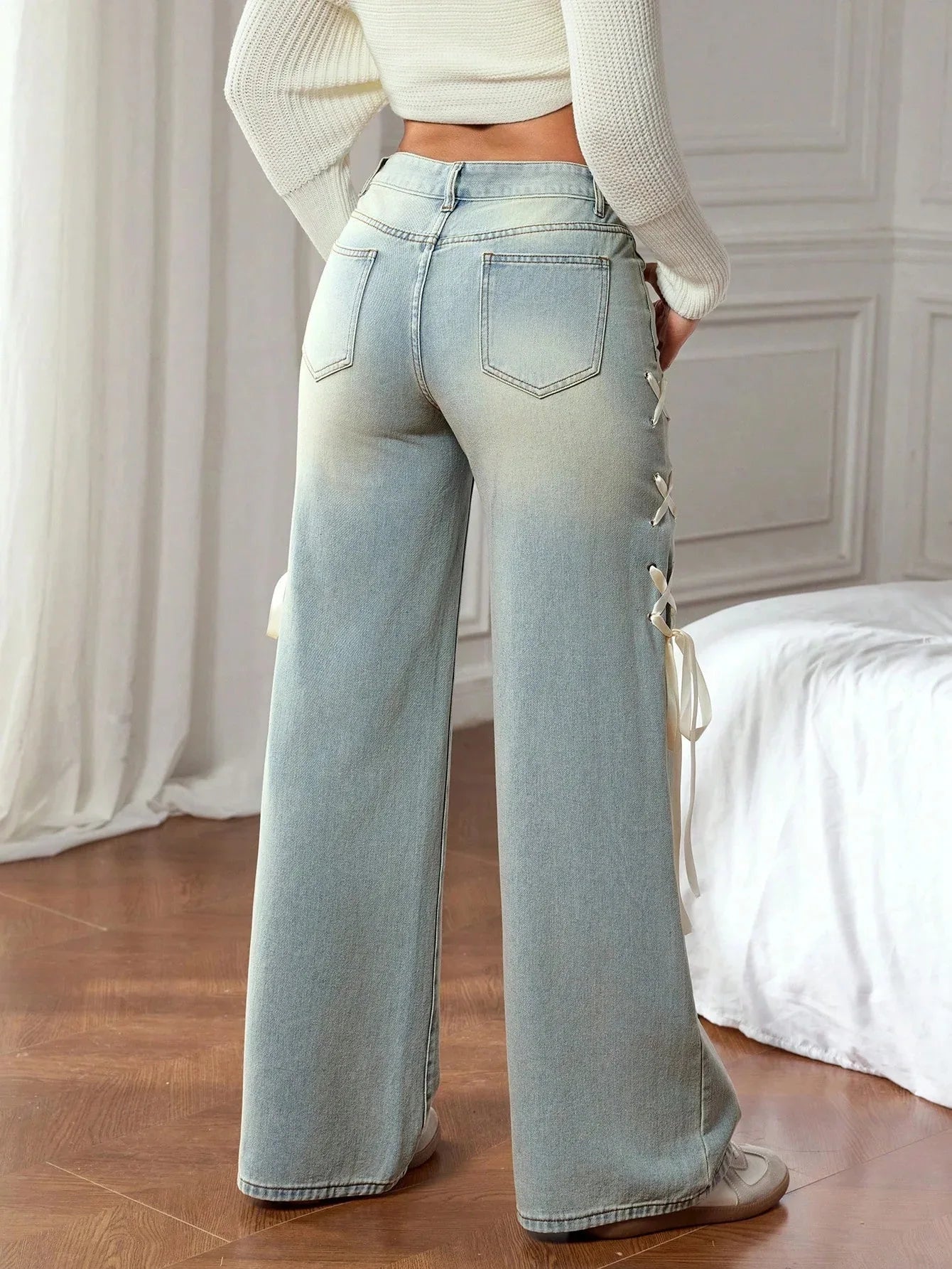 Pantalon jean femme taille haute bleu clair, coupe jambe large, poche arrière et lacets
