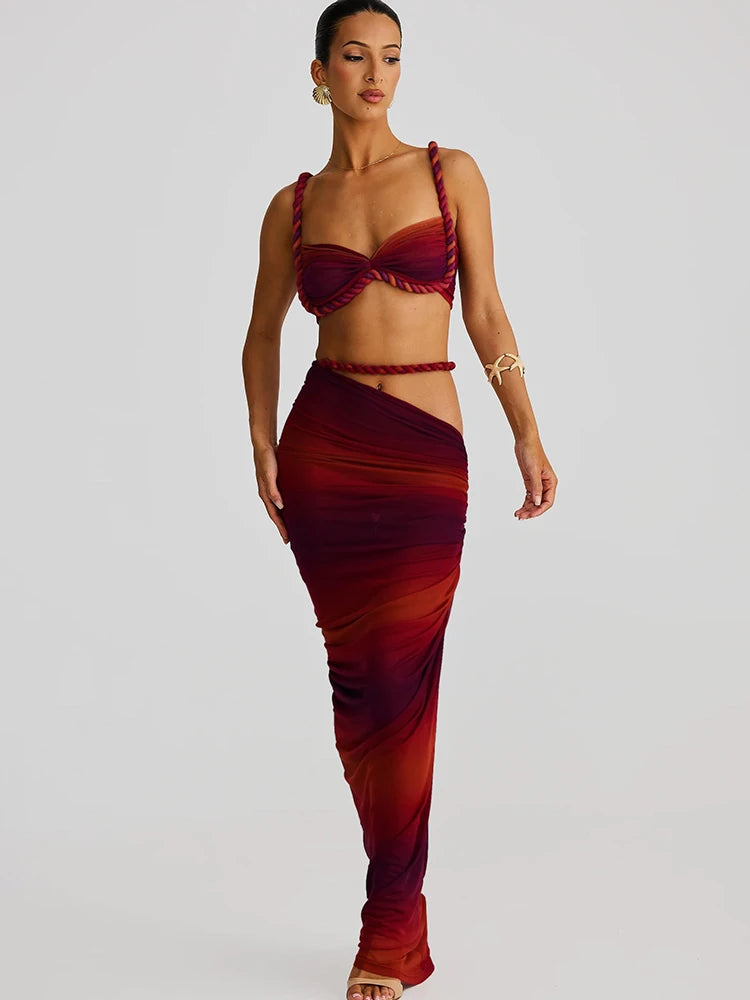 Ensemble femme : brassière nouée et jupe longue moulante bordeaux