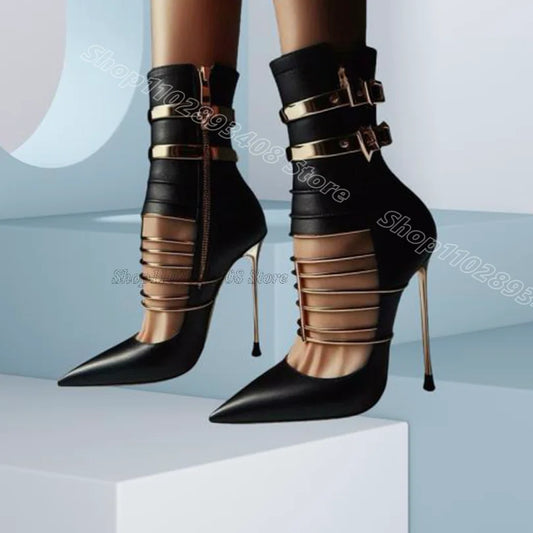 Bottes en cuir noir avec boucle dorée et talons éguilles dorée pour soirée mode chic