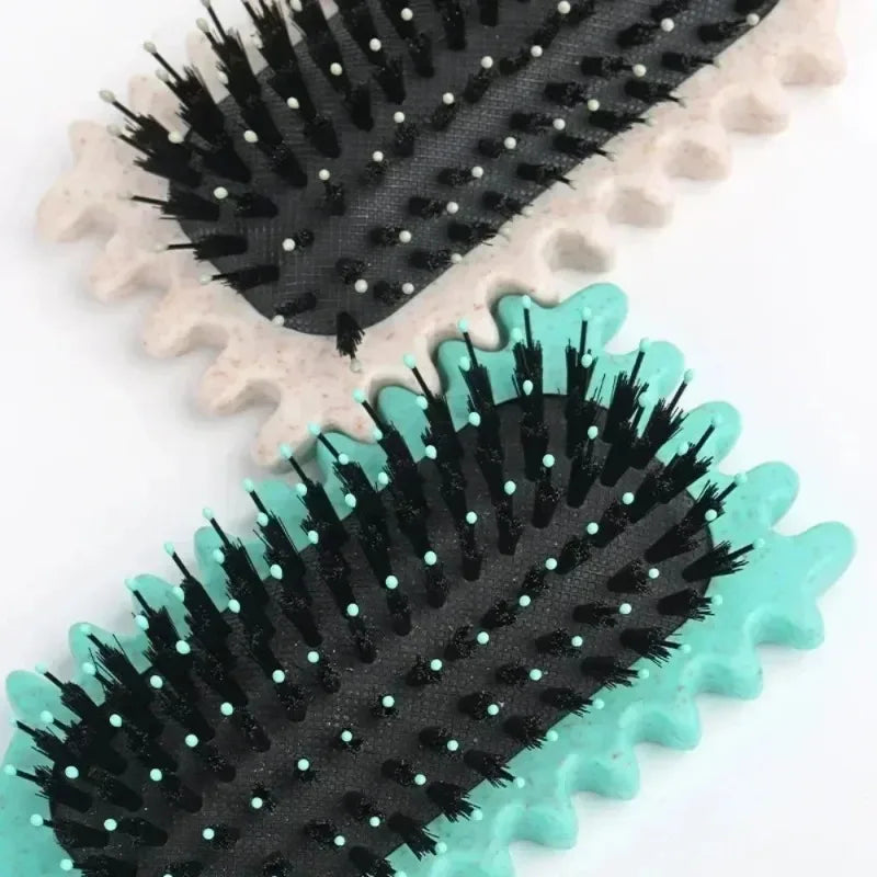 brosse colorée pour cheveux bouclée