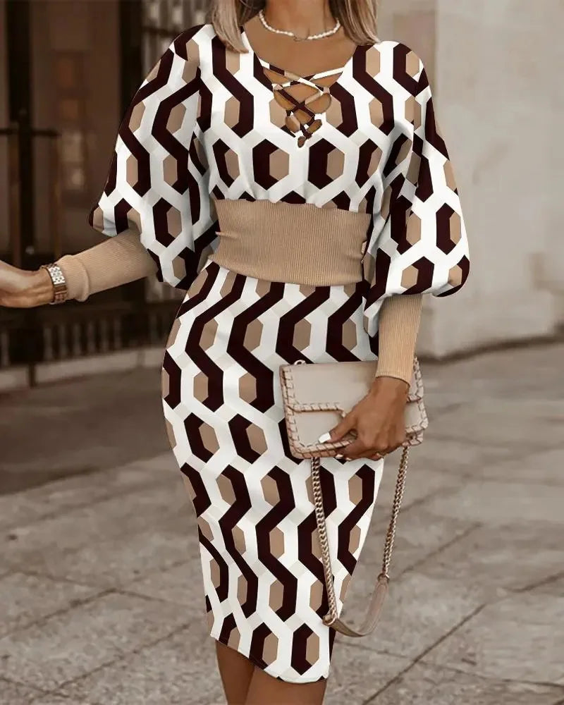 Robe midi à col en V croisé, manches longues, imprimé géométrique marron et blanc.