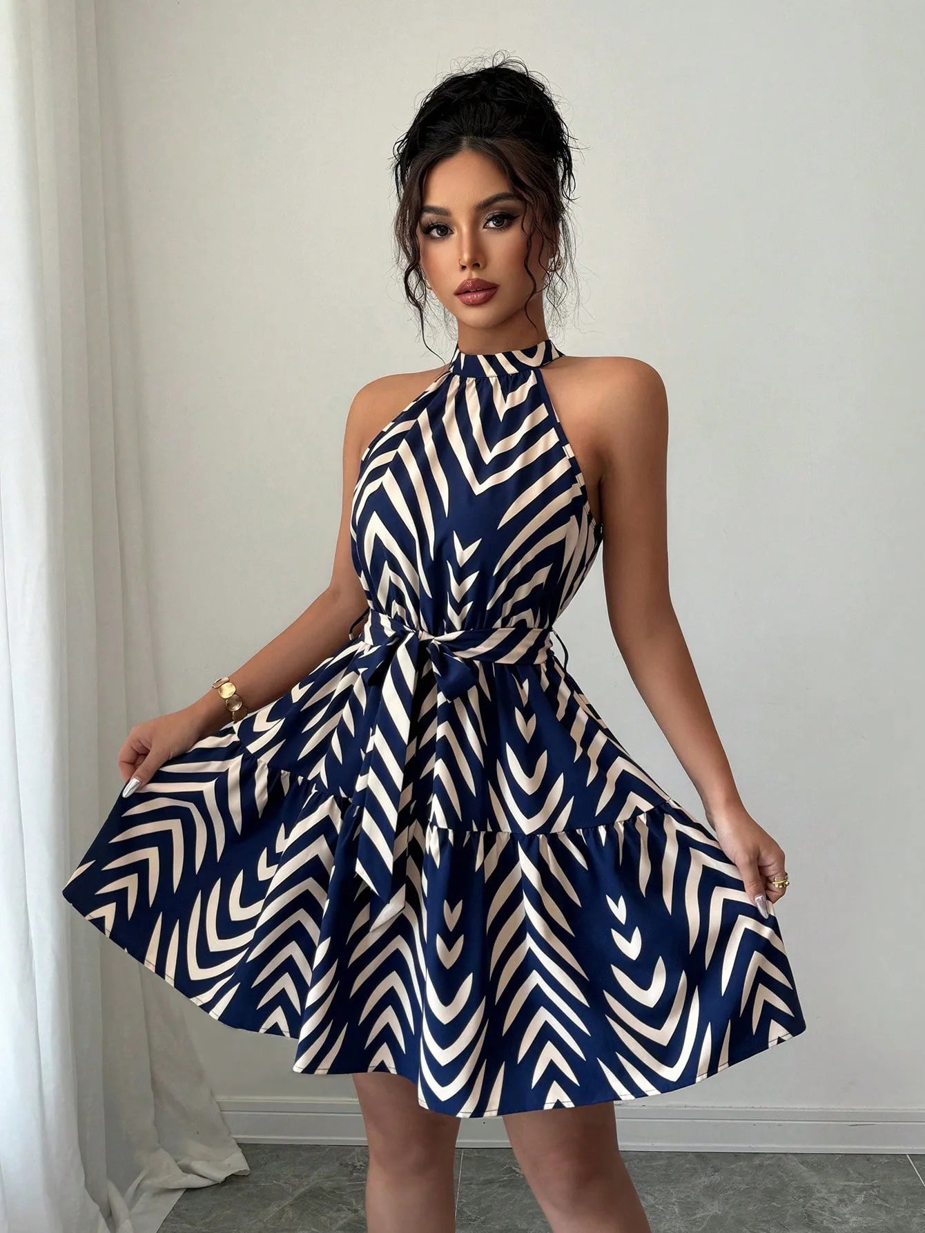 Robe midi sans manches à col licou, rayures ondulées bleu et blanc, ceinture à nouer