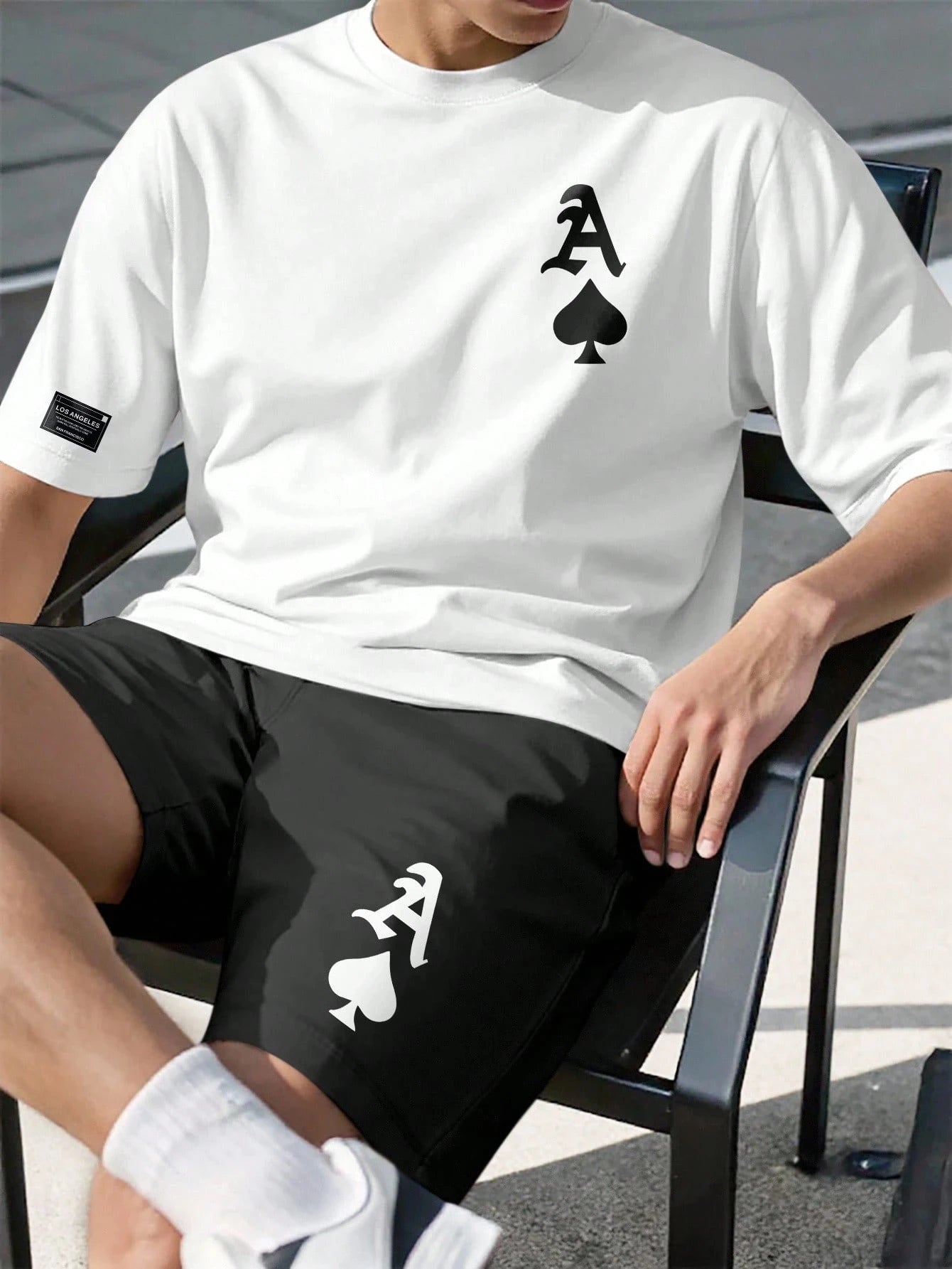 Ensemble t-shirt blanc et short noir, imprimé carte noir sur l’avant du short