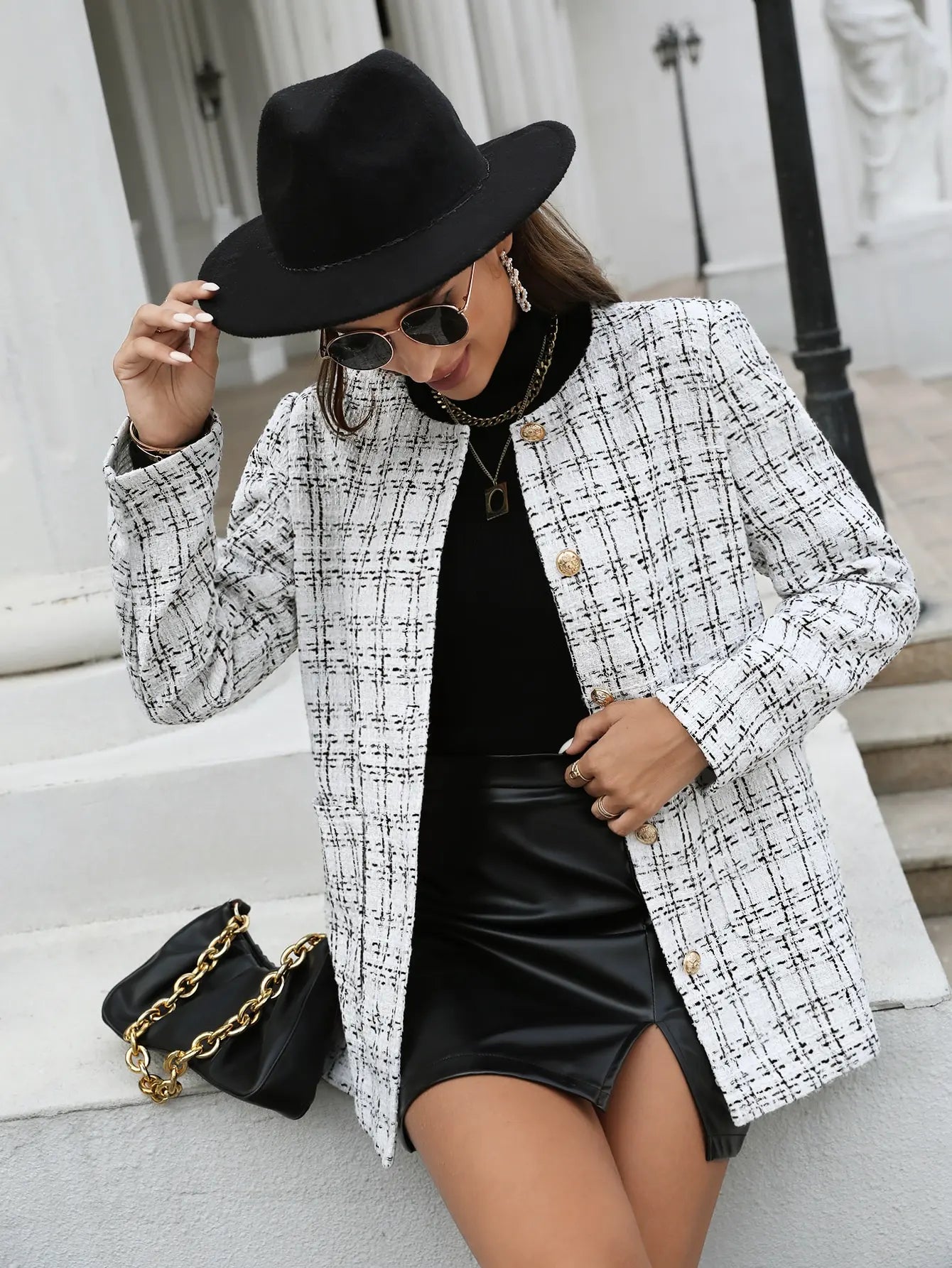 Veste manteau femme blanche à carreaux, boutonnage avant, col rond, mi-longue.