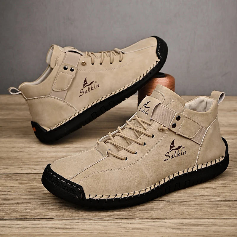 Chaussure décontractée en cuir beige à lacets, semelle noire, bride et coutures contrastées.