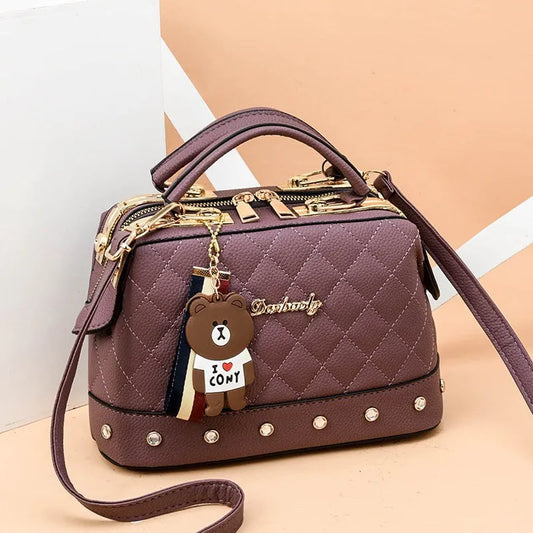 Mini sac bandoulière matelassé violet avec poignée et clous argentés sur le bas