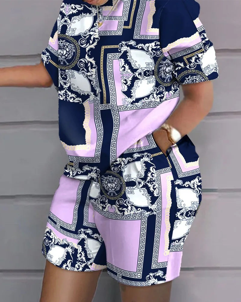 Ensemble t-shirt col rond à motifs baroques bleu marine et violet, short assorti.