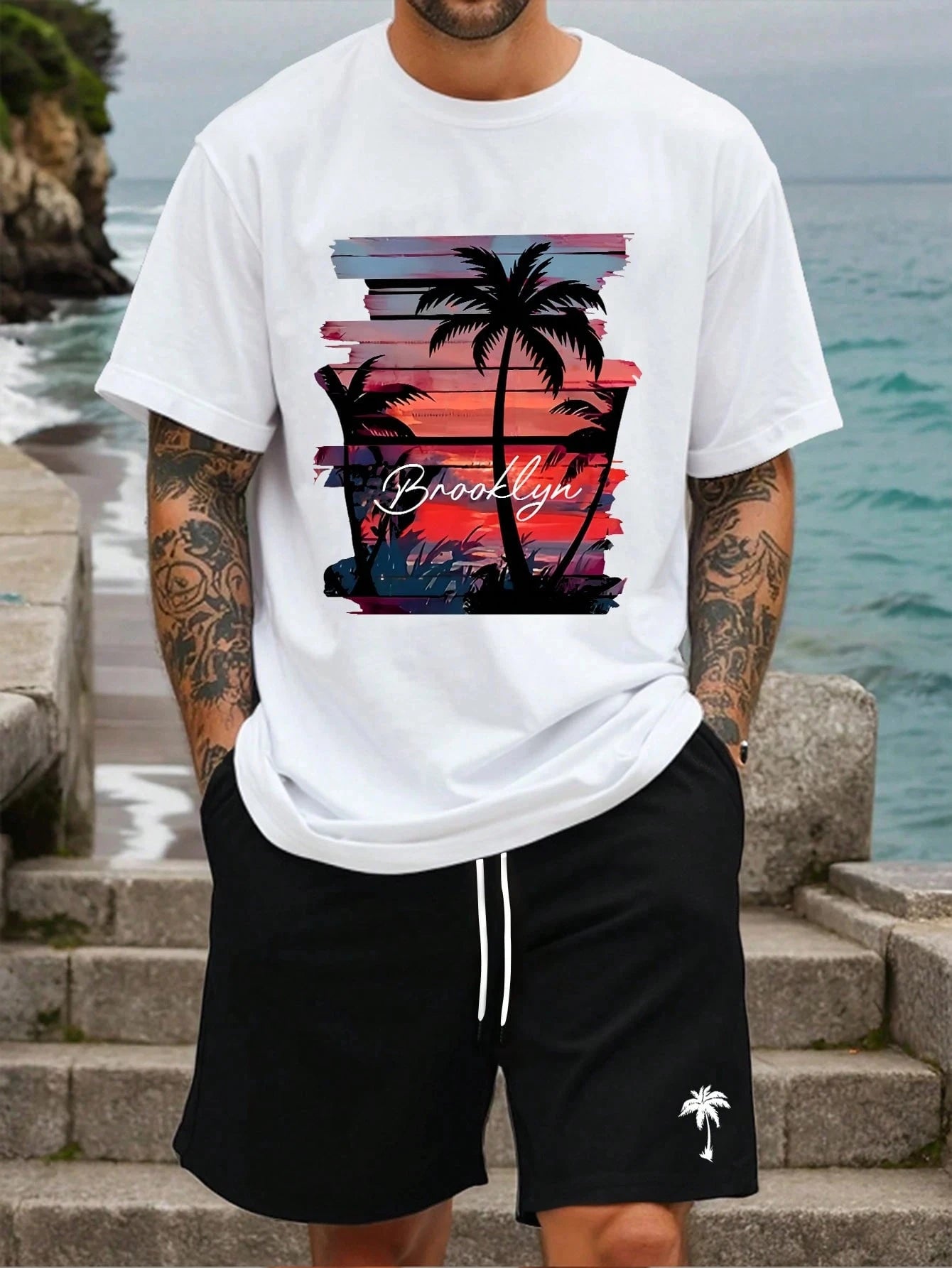 Ensemble t-shirt blanc imprimé palmiers colorés, short noir à cordon