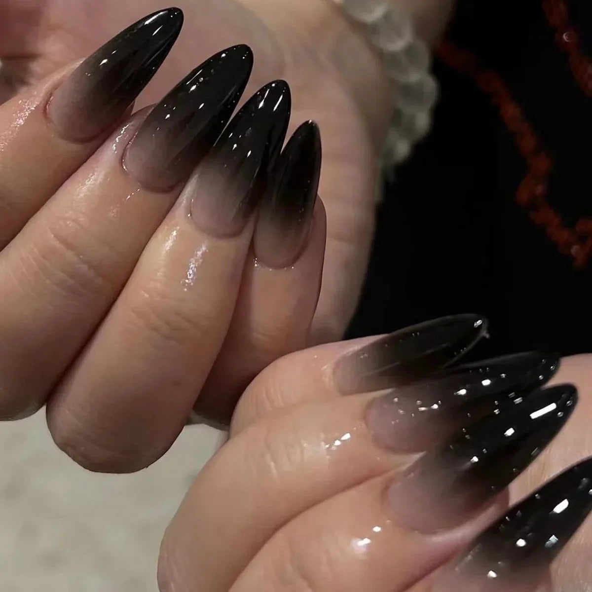 Faux ongles pointus , Aurora noir, blanc, nacré, brillant
