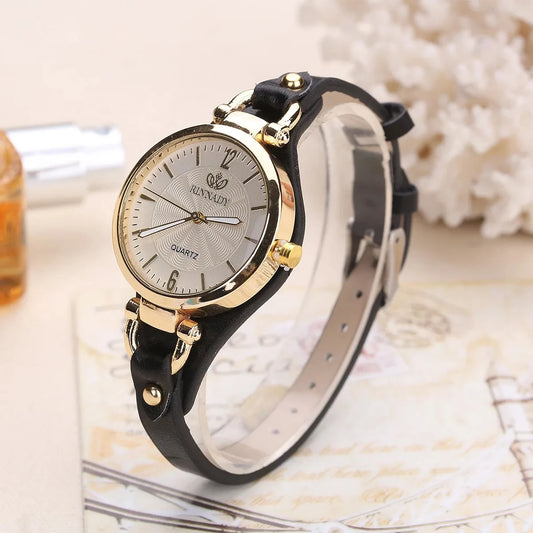 Montre à quartz  luxueuse pour femme avec cadran en cuir