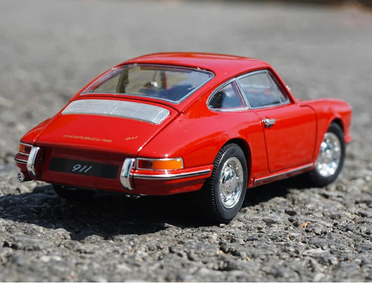 Modèle réduit WELLY Porsche 911 rouge 1:24, vue arrière trois-quarts sur gravier