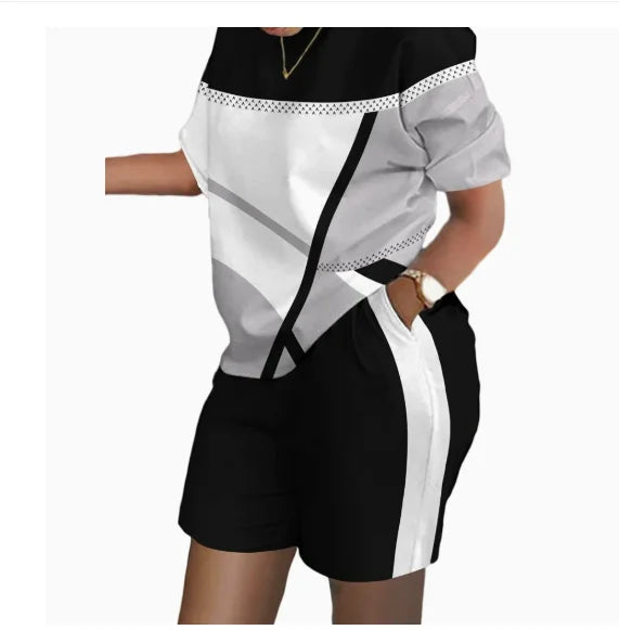Ensemble deux pièces : t-shirt noir avec empiècement blanc et short court noir et blanc