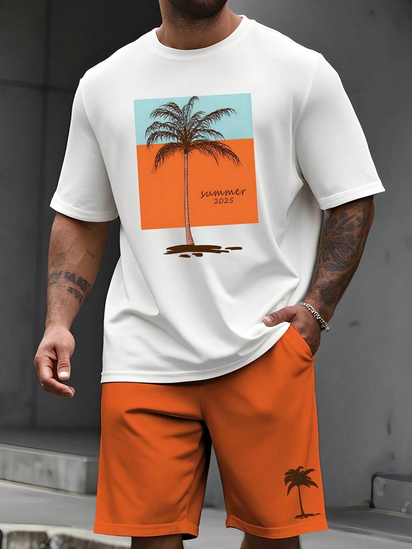 Ensemble t-shirt blanc imprimé palmiers, short orange avec motif palmiers