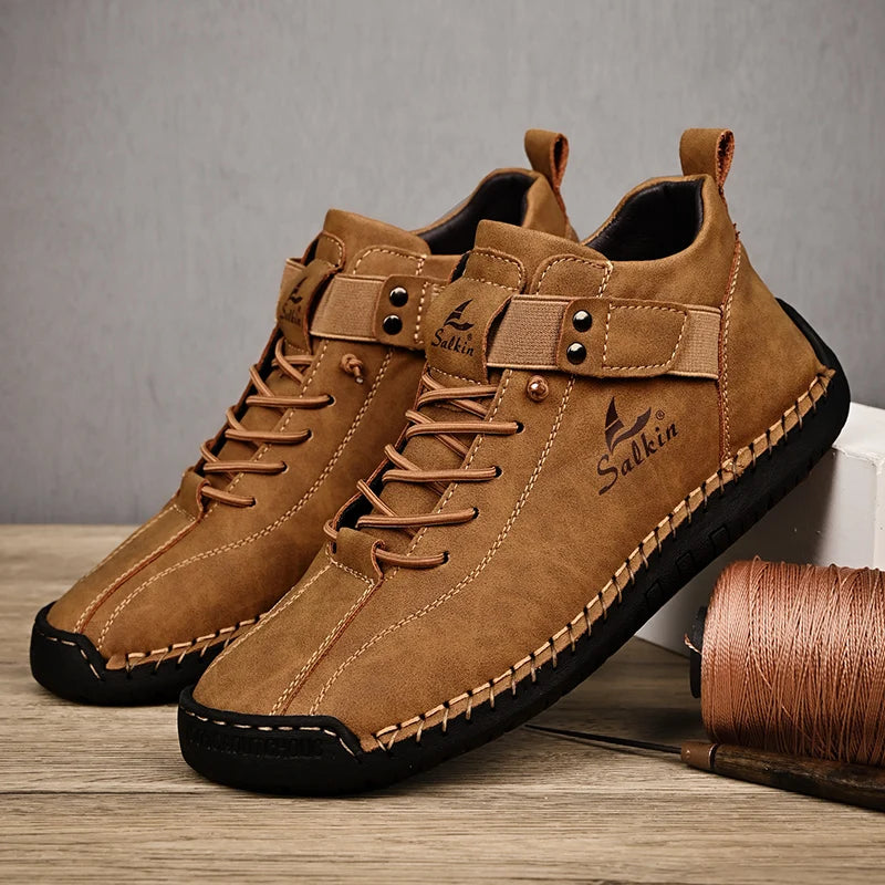 Chaussures décontractées homme en cuir marron, lacets, bride, semelle crantée noire.