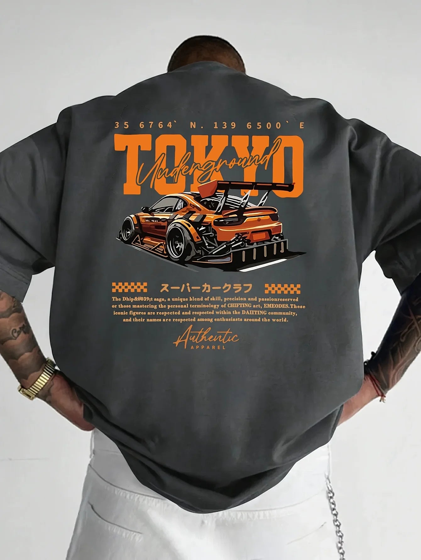 T-shirt homme gris foncé, imprimé voiture orange au dos, col rond manches courtes.