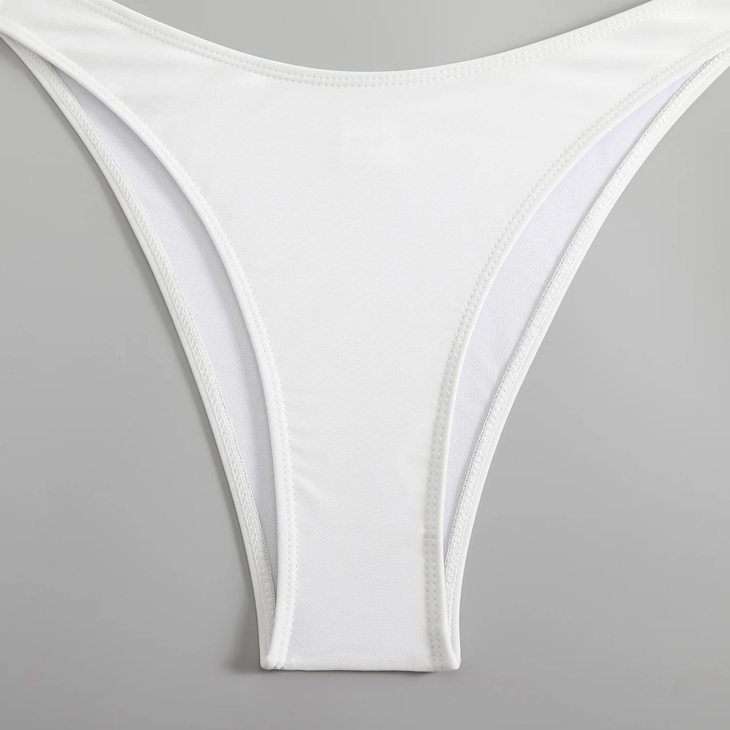Bas de bikini femme blanc taille haute, coutures contrastées et bord échancré