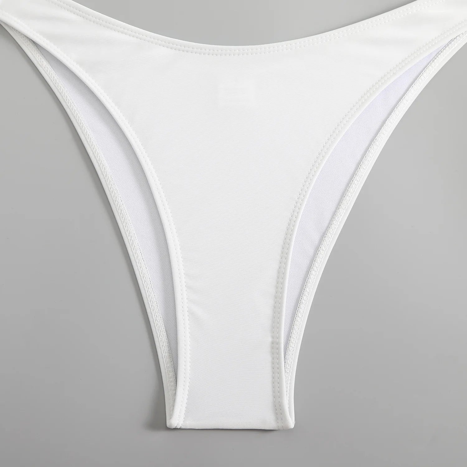 Bas de bikini femme blanc taille haute, coutures contrastées et bord échancré