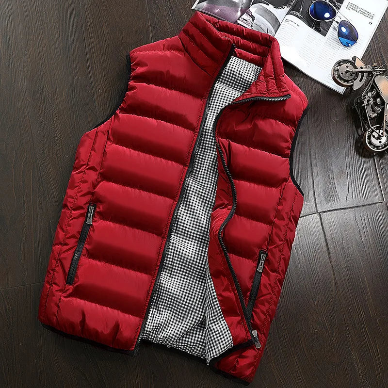 Gilet matelassé sans manches rouge, zip noir central et doublure intérieure à carreaux