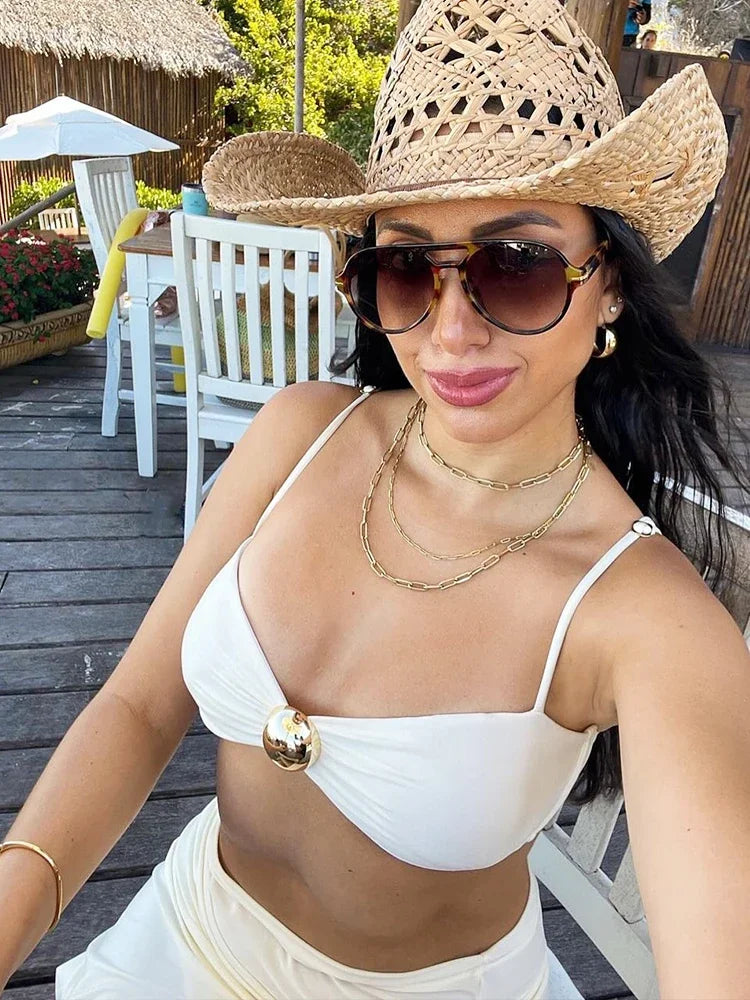 Soutien-gorge de bikini blanc à fines bretelles et anneau doré, avec bas assorti taille haute